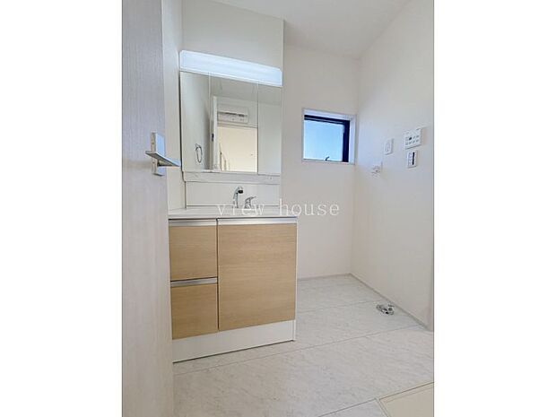 【洗面】 シャワー水栓付きでお掃除もラクラク♪