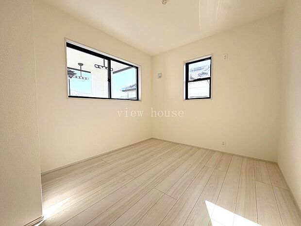 【洋室５．７５帖】 ２面採光明るい室内♪