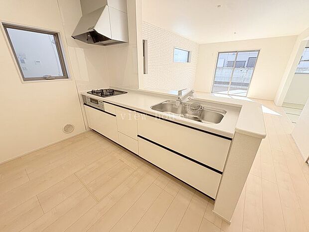 【システムキッチン】 清潔感のある艶のある白色のキッチン♪