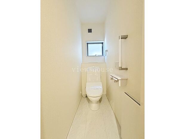 【１階トイレ】 何かと物の多いトイレには埋め込み式収納が便利♪