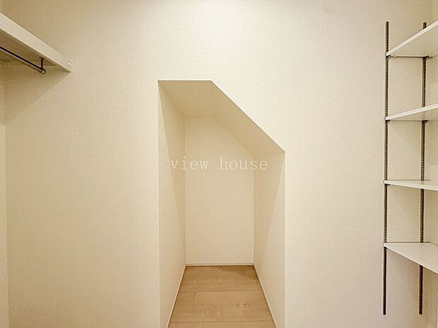 【ファミリークローゼット】 リビング内にあります。扉を開けると可動式棚にハンガーポール・・・こんなにも収納があります♪リビングに散らかりがちな衣類なども一つのまとめられ便利♪