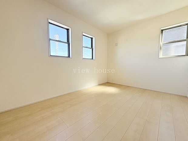 【洋室６帖】 北側のお部屋ですが２面採光で通風良好です。