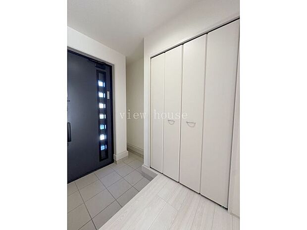 【玄関収納】 クローゼットタイプの収納なので、靴だけでなくお子様の部活用品やお外遊びグッズなどもごちゃごちゃせずスッキリ♪