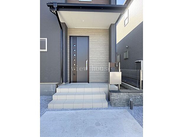 【玄関】 インターホン付きで防犯面も安心♪