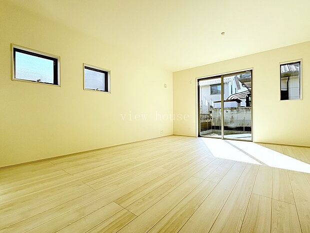 【ＬＤＫ１７.７５帖】 窓も高めに設置されていて家具や家電もお好きな配置が可能です♪