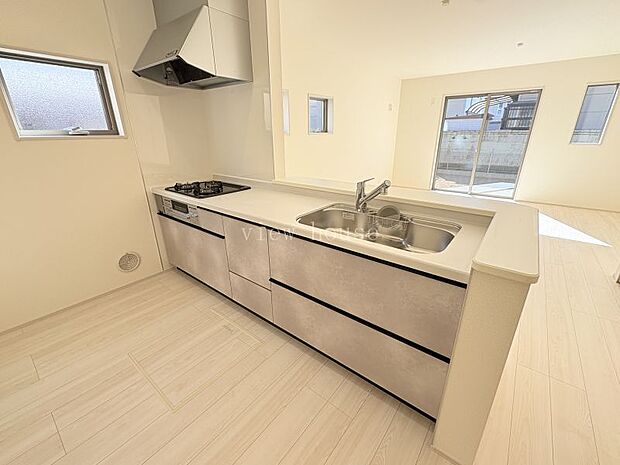 【システムキッチン】 スライド収納で使い勝手の良いキッチンです。