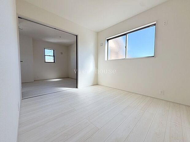 【洋室５．２５帖】 お子様が小さいうちは広いお部屋で遊べて、大きくなったら２部屋に分けて自分のお部屋にもできます。