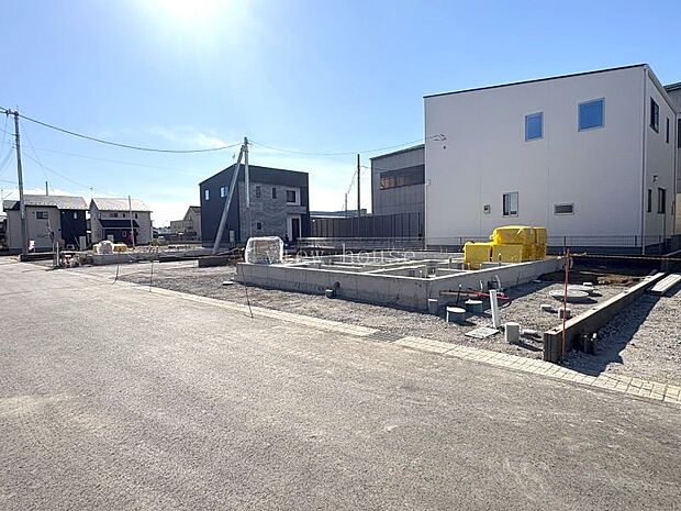【２号棟】基礎工事中♪（2026.1.29撮影）■開発分譲地内！前面道路も広々６ｍ♪