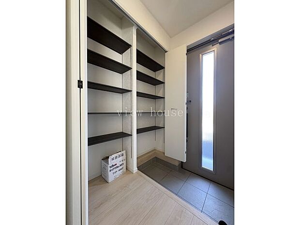 大容量の可動棚を備えた玄関収納です！玄関がいつも整っていると、急な来客時も慌てることなく笑顔で迎えられます！