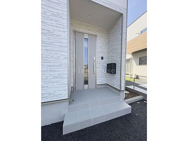 玄関ポーチは、雨の日でも落ち着いて傘を差せる広さを持たせています！モニター付きインターホンが完備されており、防犯面でも心強いサポート♪