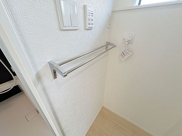 シンプルなデザインのタオル掛けなどは、清潔感を損なわず空間に馴染みます♪細部まで丁寧に仕上げられた室内は、住むほどに愛着が湧く仕様です！