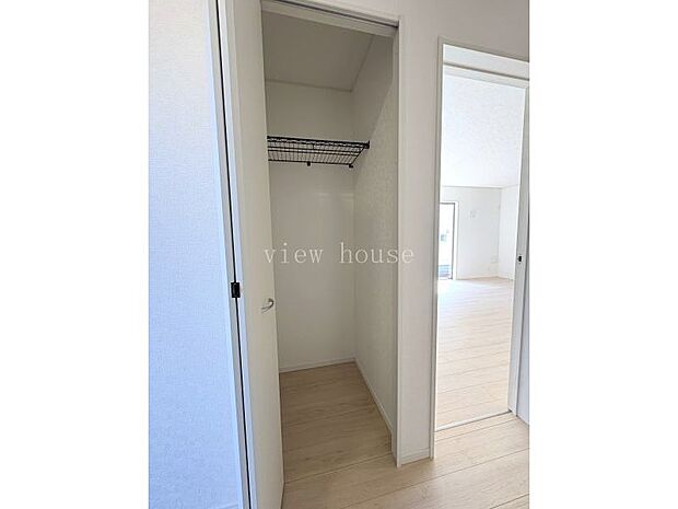 上部の棚には季節物のバッグや小物を置くことができ、限られた空間を有効に活用♪