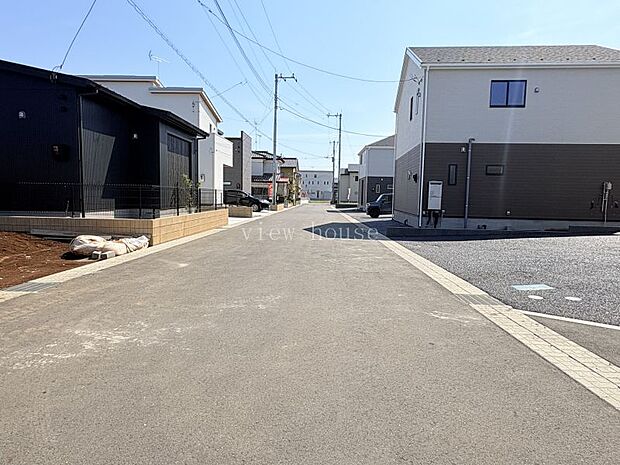 幅員6mの公道に接しており、お車の運転が苦手な方でも安心して通行・駐車ができます！見通しが良く、お子様の通学路としても安心感のある環境です♪