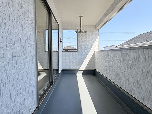 陽当たりの良いバルコニーは、お洗濯物やお布団を太陽の光でカラッと乾かしてくれます！