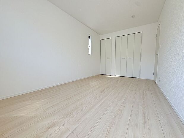クローゼットが完備された洋室は、お部屋を常に整理整頓された状態に保てます！独立した個室として活用できるので、プライベートな時間も大切に過ごせます♪