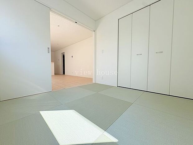 リビング横の和室は、お子様のお昼寝やプレイルームとして多目的に活躍します!畳の柔らかな質感が、足元からリラックスさせてくれます♪