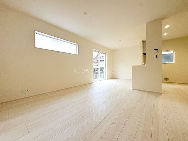 【LDK16帖】 窓も高い位置にあり家電や家具も置きやすいリビングです♪