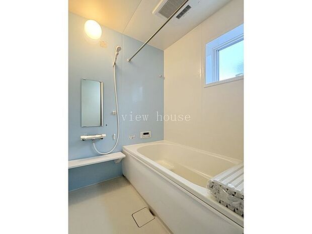 【浴室】 水色のかわいい浴室♪浴槽はエコベンチタイプでお子様とはいるのも安心です♪