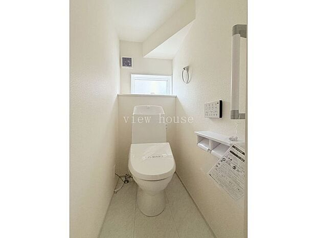 【1階トイレ】 温水洗浄便座付きでいつでも快適にご利用いただけます♪