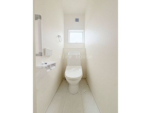 【2階トイレ】 トイレは各階完備♪夜のトイレも安心です。