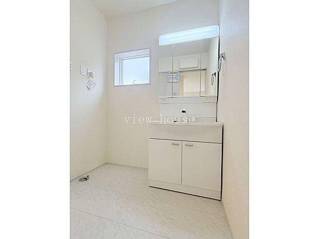 【洗面】 三面鏡付きで化粧品など細かなものも収納可能です♪