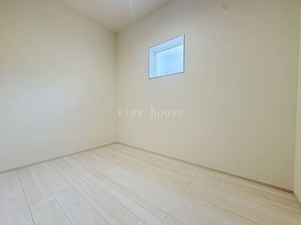 【ストレージルーム】 季節の家電や思い出の品などの収納にも便利なストレージルーム付き!