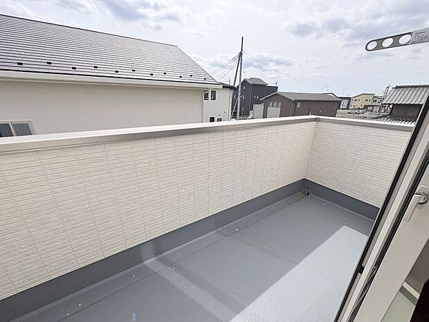 【バルコニー】 南向きで日当たりの良いバルコニーは、洗濯物がカラッと乾きやすいのが魅力です!奥行きがあり、布団干しも楽に行える広さを確保♪