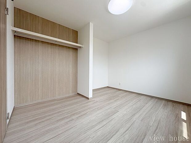 【洋室６．１帖】 収納部分はオープンタイプになります。見せる収納としても使えて整理整頓も身に付きそうです♪