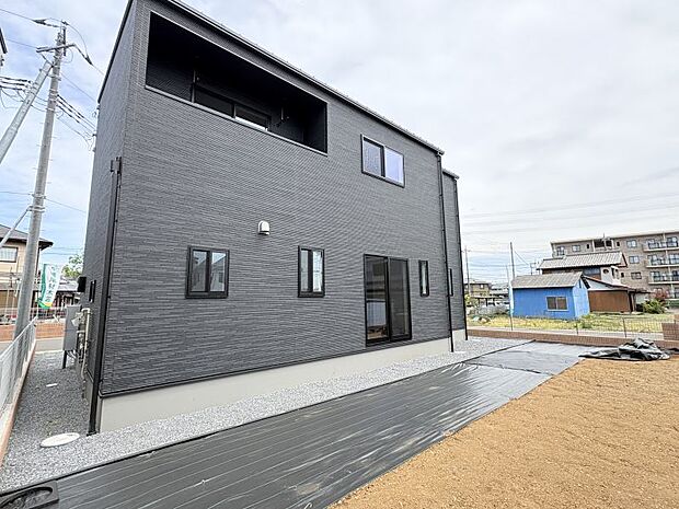 【現地外観写真】 角地ならではの開放的な視界が魅力の物件です！南側と北側の両面道路に面しており、どの方角からも自然な光を取り込みやすい設計になっています♪