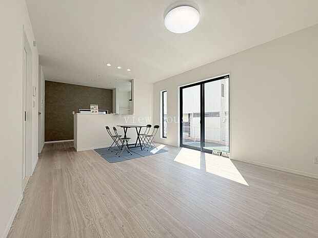 【LDK15.9帖】 ソファーや収納なども設置もしやすい縦型リビング♪