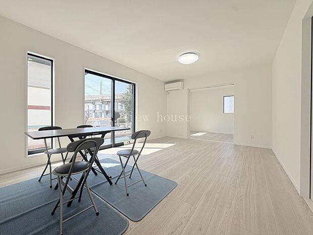 【LDK15.9帖】 奥には洋室も隣接していてお子様が遊んでいてもリビングから見守れて安心♪