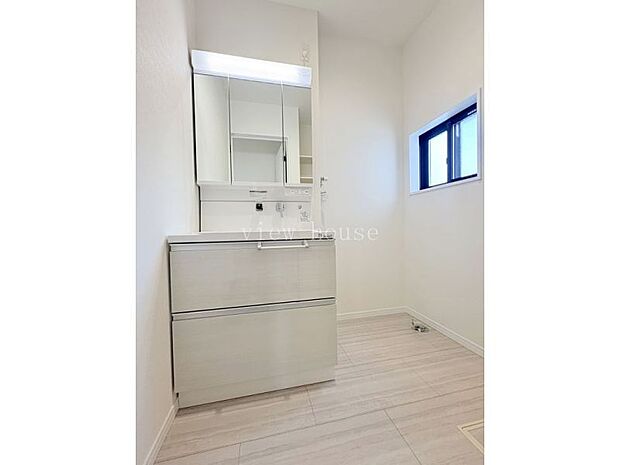 【洗面】 三面鏡の後ろは細かな化粧品なども収納可能で便利です。