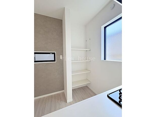 【パントリー】 食品の収納に嬉しいパントリー付き♪