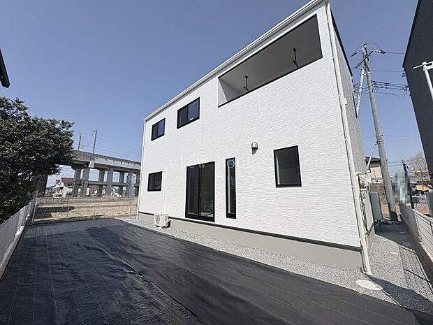 【南側からの外観】 南側にお庭付き♪道路に面していないのでお子様が遊んでいても安心♪