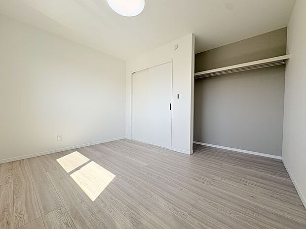 【洋室6帖】 扉のないオープンタイプの収納♪取り出しやすく見せる収納としても楽しめます♪