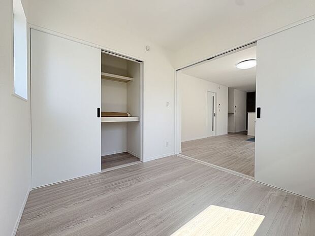 【1階洋室4.5帖】 収納付き☆引き戸で仕切れるので、ちょっとお休みもできます♪