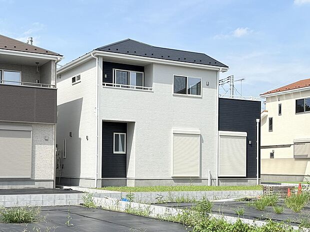 【現地外観写真】 ■南向きで陽当たりも期待でき、明るい室内で毎日を過ごせそうですね♪