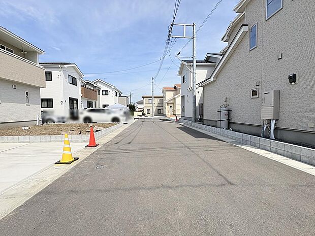 前面道路南側6m 視界が開けているため防犯面でも安心感があり、運転が苦手な方でも庫入れがしやすい環境♪