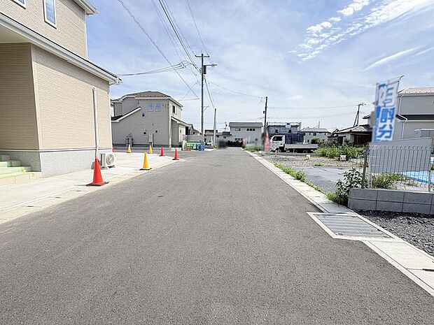 前面道路西側6m 通風も良好で、住まい全体に爽やかな風が通り抜ける心地よさ♪整備された歩道は平坦で、ベビーカーでの移動もスムーズにこなせます!
