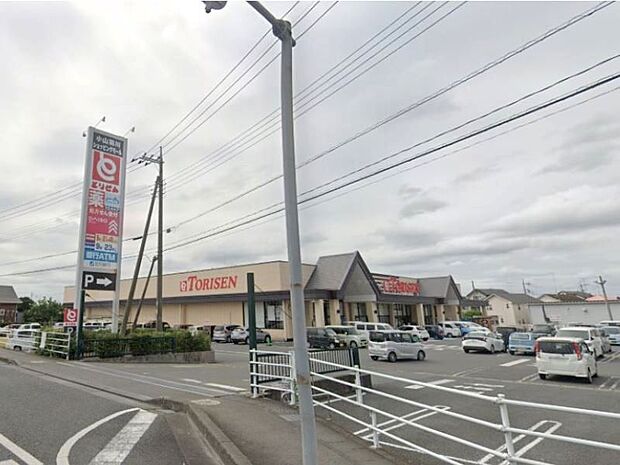 とりせん羽川店 580m安全で新鮮な生鮮食品が揃うとりせんさん。日用品から食品まで多くの商品があるので様々お客様のニーズに応えてくださいます。店内も広く清潔感があるので買い物もとてもしやすいです。