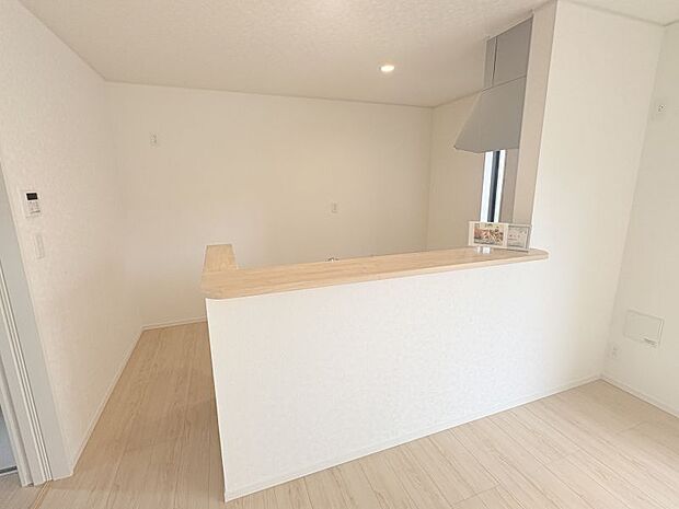 【カウンターキッチン】 リビング全体を見渡しながら調理ができる対面タイプのキッチンです!配膳や後片付けの手間を軽減できる効率的な家事動線が確保されています♪