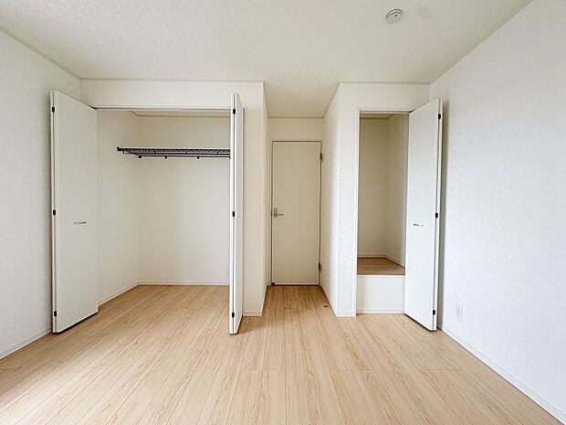【洋室8帖収納】 枕棚とハンガーパイプが付いた大容量のクローゼットです!衣類を掛けたまま収納できるので、衣替えの手間が省けます。季節物の家電や布団もまとめて収まります!