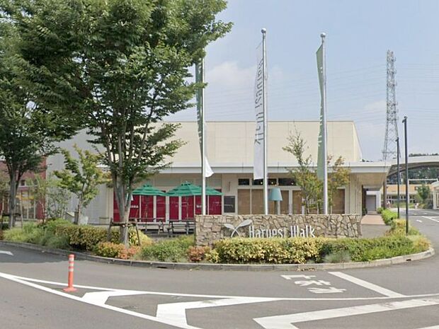 おやまゆうえんハーヴェストウォーク 1600m「衣食住＋遊」約70の多彩な専門店が集う、大型ショッピングモールです。ファッション、 雑貨、サービス、グルメに加え、楽しいイベントも盛り沢山！