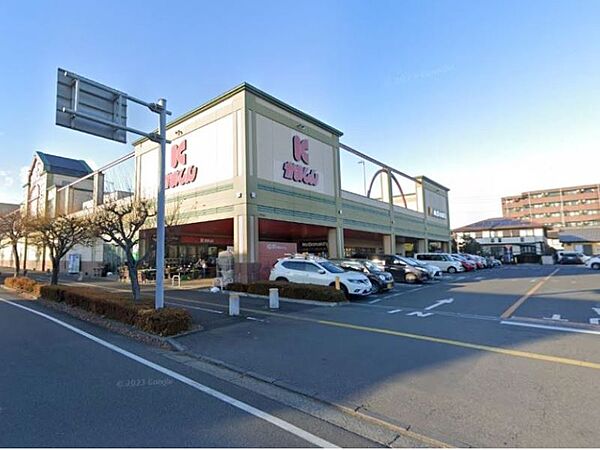 かましん自治医大店 800m地元の方に利用されるスーパー。駐車場も広く、広いも見やすい陳列でお買物しやすいです。９：３０から２０：００まで営業！周りにもたくさんお店があります♪