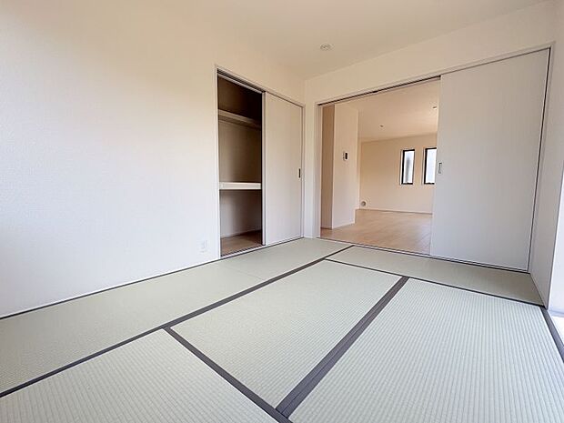 【和室6帖】 リビング隣接の和室は、客間や子供の遊び場として重宝する空間!押し入れ収納も完備しており、布団や季節物の収納もバッチリです♪