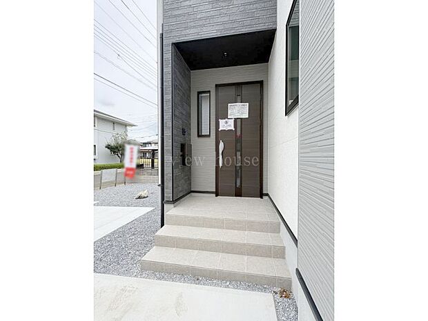 【玄関】 屋根のあるポーチ部分があるため、雨の日の鍵開けや傘の開閉も濡れずにスムーズ♪来訪者を温かく迎え入れ、我が家へ戻った安心感を感じられる入口です!