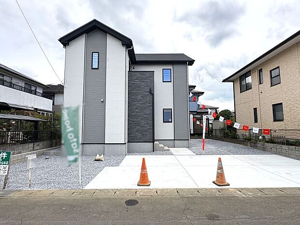 【現地外観写真】 周辺は交通量が落ち着いた住宅街のため、静かで暮らしやすい環境が整っています♪長く住み続ける住まいとして愛着の湧く佇まいですね!