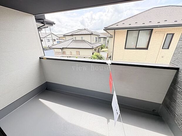 【バルコニー】 洗濯物やお布団もしっかり太陽の光を浴びて気持ちよく乾きます♪空を見渡せる開放感もあり、家事の合間に外の空気を吸って気分転換するのにもぴったりです!
