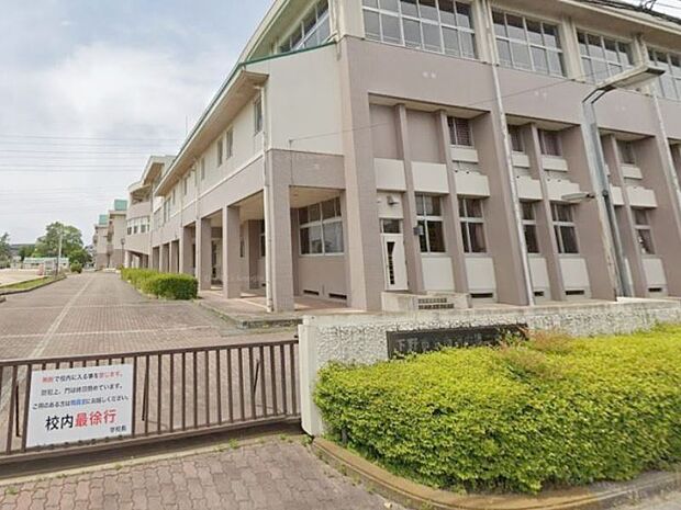 下野市立南河内第二中学校 1000m本校は下野市の自治医科大学の南方に位置し、JR宇都宮線の自治医大駅から徒歩10分の所にあります。