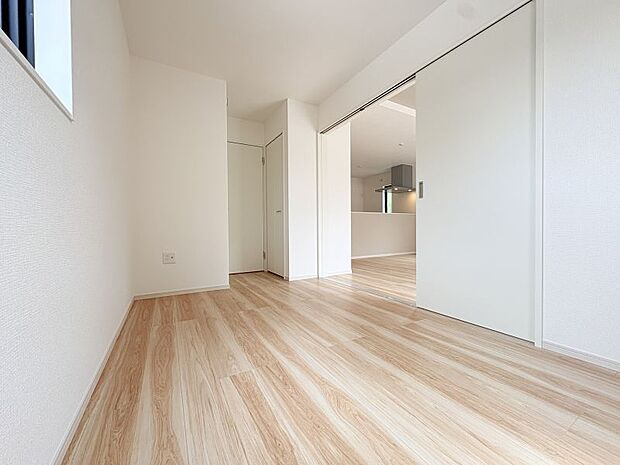 【1階洋室5.5帖】 1階洋室からリビングへの繋がりを感じられる視認性の良いレイアウトです!家事をしながら室内で遊ぶお子様の様子が見えるため安心感バツグン♪